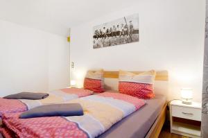 duas camas sentadas uma ao lado da outra num quarto em Schönfeld em Stockach