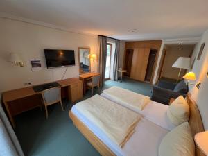 een hotelkamer met een bed en een bureau bij Gasthof Hummel Hotel 