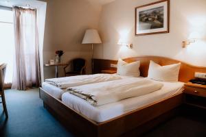Postel nebo postele na pokoji v ubytování Gasthof Hummel Hotel