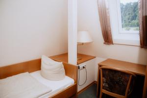 Postel nebo postele na pokoji v ubytování Gasthof Hummel Hotel
