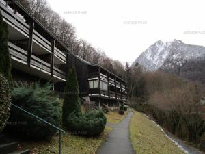 a building with a path next to a mountain at Appartement Cauterets, 2 pièces, 6 personnes - FR-1-234-238 in Cauterets