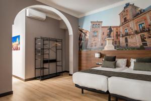 um quarto com duas camas e um quadro na parede em BYPILLOW The Citadel em Madrid