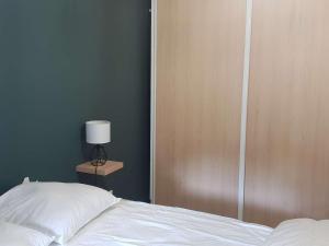 Posteľ alebo postele v izbe v ubytovaní Appartement 12 pers. neuf, centre-ville avec 5 chambres et local à ski - FR-1-234-289