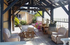 un patio con sillas, una mesa y una mesa con sillas en 2 Bedroom Beautiful Home In Pierre-chtel en Pierre-Châtel