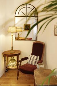- un salon avec une chaise et une table dans l'établissement Appartements 4 vents by La Boîte En Plus, à Senlis