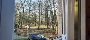 vista di un'auto parcheggiata fuori da una finestra di Appartement Parc Forestier 3-4 personnes a Bruxelles