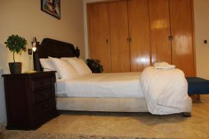 a bedroom with a bed with a wooden headboard at loft d'exception à Gauthier in Casablanca