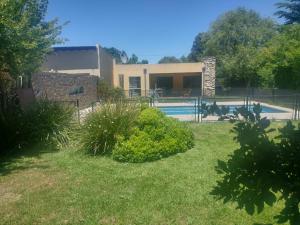 una casa con piscina en un patio en Los alamos en Chascomús