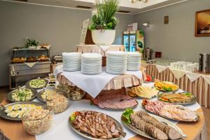 stół z wieloma talerzami jedzenia w obiekcie Kompleks Antałówka Termy & Med w Zakopanem