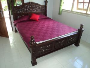 Tempat tidur dalam kamar di Kabera Bungalow Ubud