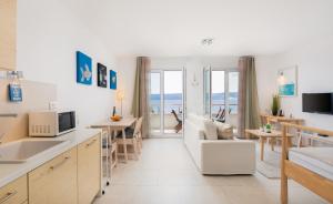 TV a/nebo společenská místnost v ubytování Villa Jolara With Heated Pool - Deluxe Suite 10 + 37 fotografií