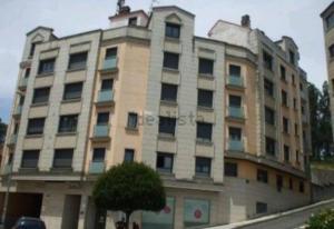 un grande edificio con un albero di fronte di Apartamento en Pontevedra con terraza y garaje a Poio