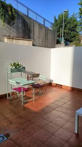 un patio con mesa y sillas en Apartamento en Pontevedra con terraza y garaje en Poio