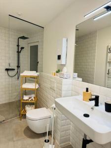 une salle de bain blanche avec toilettes et lavabo dans l'établissement Klassen Stay - Designer Apartment für 6 - Zentral - 2x Kingsize, à Essen