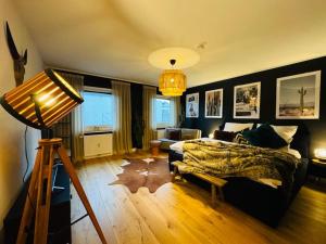 Habitación con cama y lámpara. en Klassen Stay - Designer Apartment für 6 - Zentral - 2x Kingsize, en Essen