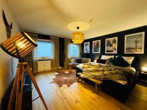 Cette chambre comprend un lit et une lampe. dans l'établissement Klassen Stay - Designer Apartment für 6 - Zentral - 2x Kingsize, à Essen
