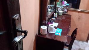 uma mesa de madeira com produtos de higiene pessoal num quarto em Birhan Guest House em Addis Ababa