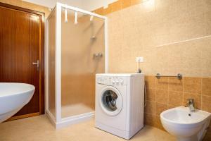 a bathroom with a washing machine and a sink at Appartamento Piazzi 2 in Caderzone