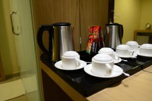 Příslušenství pro přípravu čaje a kávy v ubytování Mornington Hotel Waterfront Lumut