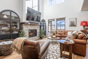 a living room with leather furniture and a fireplace at Creekhouse 1364 in Mammoth Lakes
