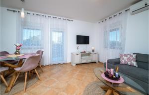 - un salon avec un canapé et une table dans l'établissement 1 Bedroom Cozy Apartment In Valbandon, à Valbandon