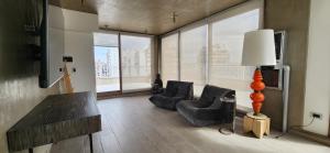 sala de estar con sillas y ventana grande en Scala I - departamento premium en Palermo Soho en Buenos Aires