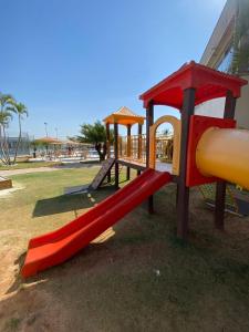 um parque infantil com escorrega num parque em MODERNO FLAT LAKE SIDE em Brasília