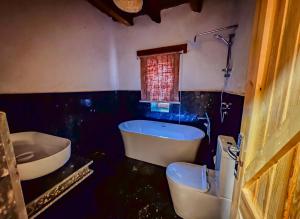 Eco Nubia في أسوان: حمام مع حوض ومغسلة وحوض استحمام