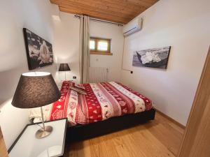 A bed or beds in a room at Chalet Bel-Air A due passi dalle piste, con giardino e posto auto