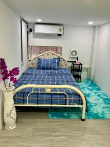 1 dormitorio con 1 cama y un jarrón con flores púrpuras en Cannarata, en Phnom Penh 55 fotos más