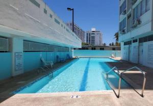サンファンにあるLuna Llena Beach 1Bdr Oceanview Poolの建物の横にあるプール +28枚の写真