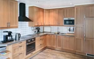 O bucătărie sau chicinetă la Stunning Home In Tingsryd With 3 Bedrooms, Jacuzzi And Wifi