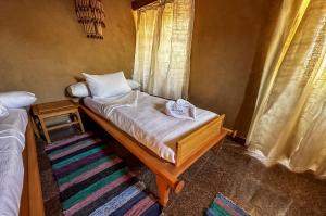 niewielka sypialnia z łóżkiem i oknem w obiekcie Eco Nubia w mieście Aswan