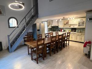 una cucina e una sala da pranzo con tavolo e sedie di Village naturiste - Villa Le spa de la Palmeraie - 3 chambres - 100 m2 a Cap d'Agde