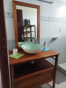 La salle de bains est pourvue d'un lavabo et d'un miroir. dans l'établissement SPACIEUX T3 VUE MER, à Les Trois-Îlets