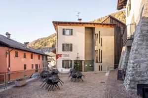 a group of chairs sitting outside of a building at Appartamento Piazzi 2 in Caderzone