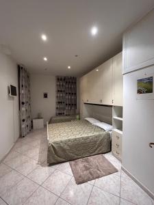 ein großes Schlafzimmer mit einem Bett und Schränken in der Unterkunft CA, BOTTE in Venedig