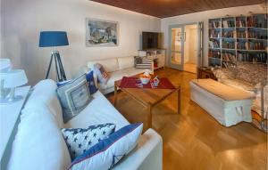 sala de estar con sofá blanco y mesa en Awesome Home In Hverud With Kitchen, en Håverud