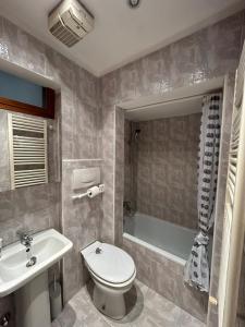 een badkamer met een toilet, een wastafel en een bad bij CA, BOTTE in Venetië
