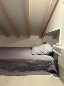 ein Schlafzimmer mit einem Bett im Dachgeschoss in der Unterkunft Mimosas Cottage 2 Pièces eze bord de mer in Èze
