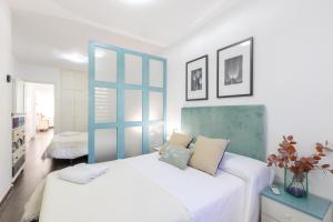 トレビエハにあるFidalsa Relax Pool & BBQの白と青のベッドルーム(大型ベッド1台付)