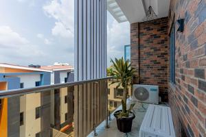 een balkon met een bank en een gebouw bij God's Touch Apartments Remi Fani Kayode GRA. Ikeja in Ikeja