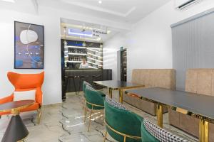 un restaurante con mesas y sillas y un bar en God's Touch Apartments Remi Fani Kayode GRA. Ikeja, en Ikeja