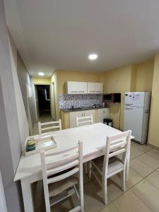 Apartamentos El Fortín的厨房或小厨房