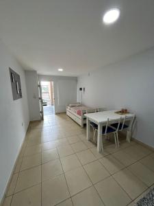 ein Wohnzimmer mit einem Tisch und einem Bett in der Unterkunft Apartamentos El Fortín in San Salvador de Jujuy