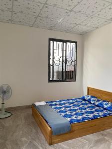 um quarto com uma cama e uma janela em HP home & coffee em Buon Ma Thuot