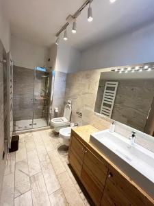 uma casa de banho com 2 lavatórios, um WC e um chuveiro em Chalet Bel-Air A due passi dalle piste, con giardino e posto auto em Temù