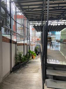um edifício com uma varanda com plantas em HP home & coffee em Buon Ma Thuot