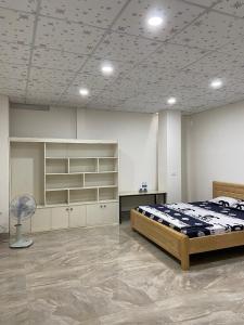 1 dormitorio con 1 cama en una habitación en HP home & coffee en Buon Ma Thuot