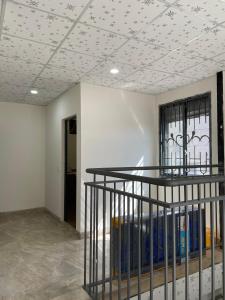 een kamer met een kooi in een kamer met een plafond bij HP home & coffee in Buon Ma Thuot